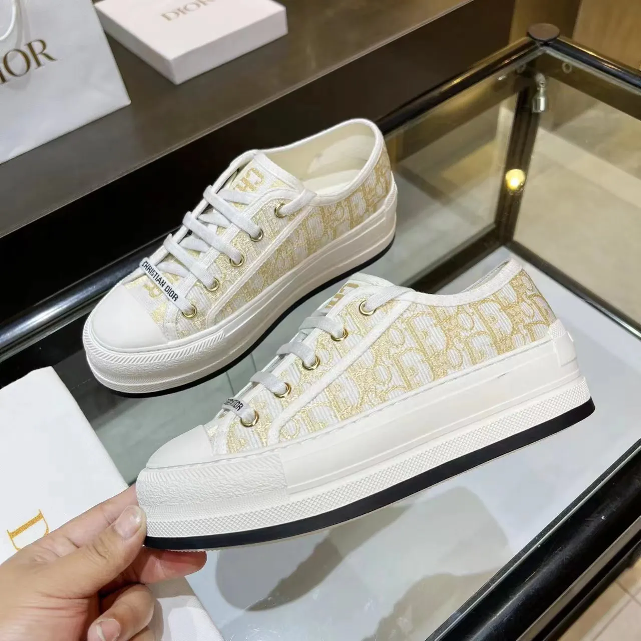👟👟Ex-factory price 520👟👟 Dior’s 2025 Walk ‘n’ Dior embroidered mid-top casual shoes are new. On the fashion stage, Dior embroidered shoes are the well-deserved protagonist. Delicate stitching is used on the upper, every stitch is devoted to the craftsman's efforts, and every thread is woven with artistic poetry. From complex floral patterns to smart geometric textures, embroidery is like the magic that gives shoes life, allowing them to show dynamic beauty even in static conditions.   Wearing Dior embroidered shoes feels like stepping into a dream world full of art. It is not only a pair of shoes, but also a walking piece of art that perfectly integrates fashion and culture. Whether you are strolling on the bustling city streets or attending important social occasions, Dior embroidered shoes can add unique charm to your style and become the focus of everyone's attention.   Choosing Dior embroidered shoes means choosing a persistent pursuit of quality and a unique understanding of fashion. Let it accompany you through every wonderful moment and leave your own fashion mark.  Material: Sheepskin lining, feet, silk cowhide, size 35-41, heel height 5cm